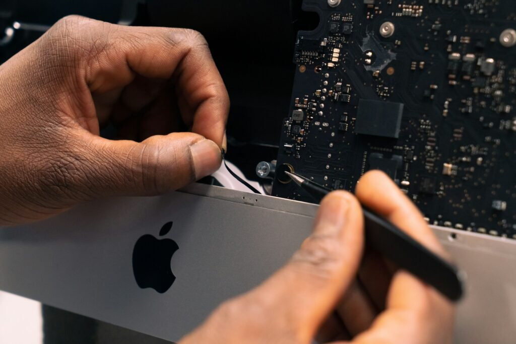 assistência técnica celular confiável Curitiba — técnico reparando celular na MyTech
