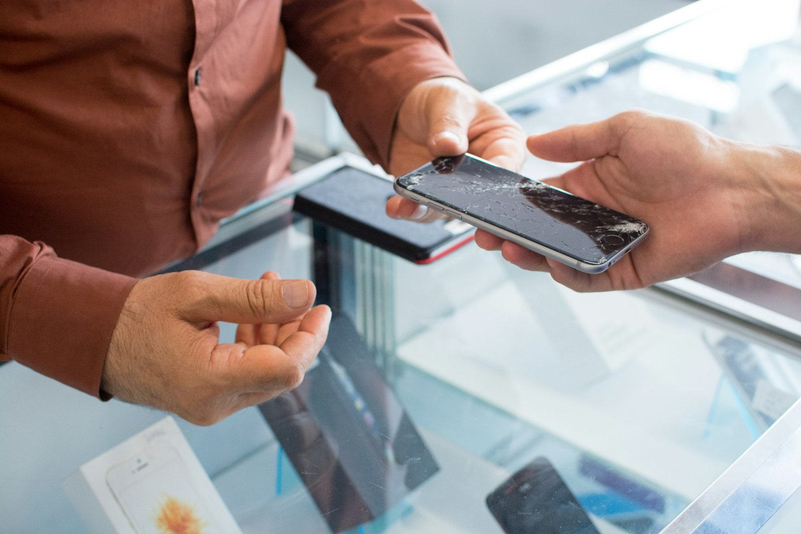 Técnico realizando conserto de celular no Bacacheri Curitiba na MyTech