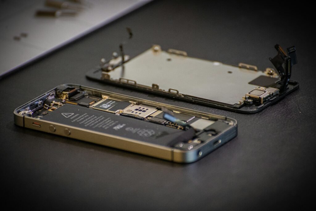 vale a pena consertar celular Curitiba - técnico MyTech analisando smartphone