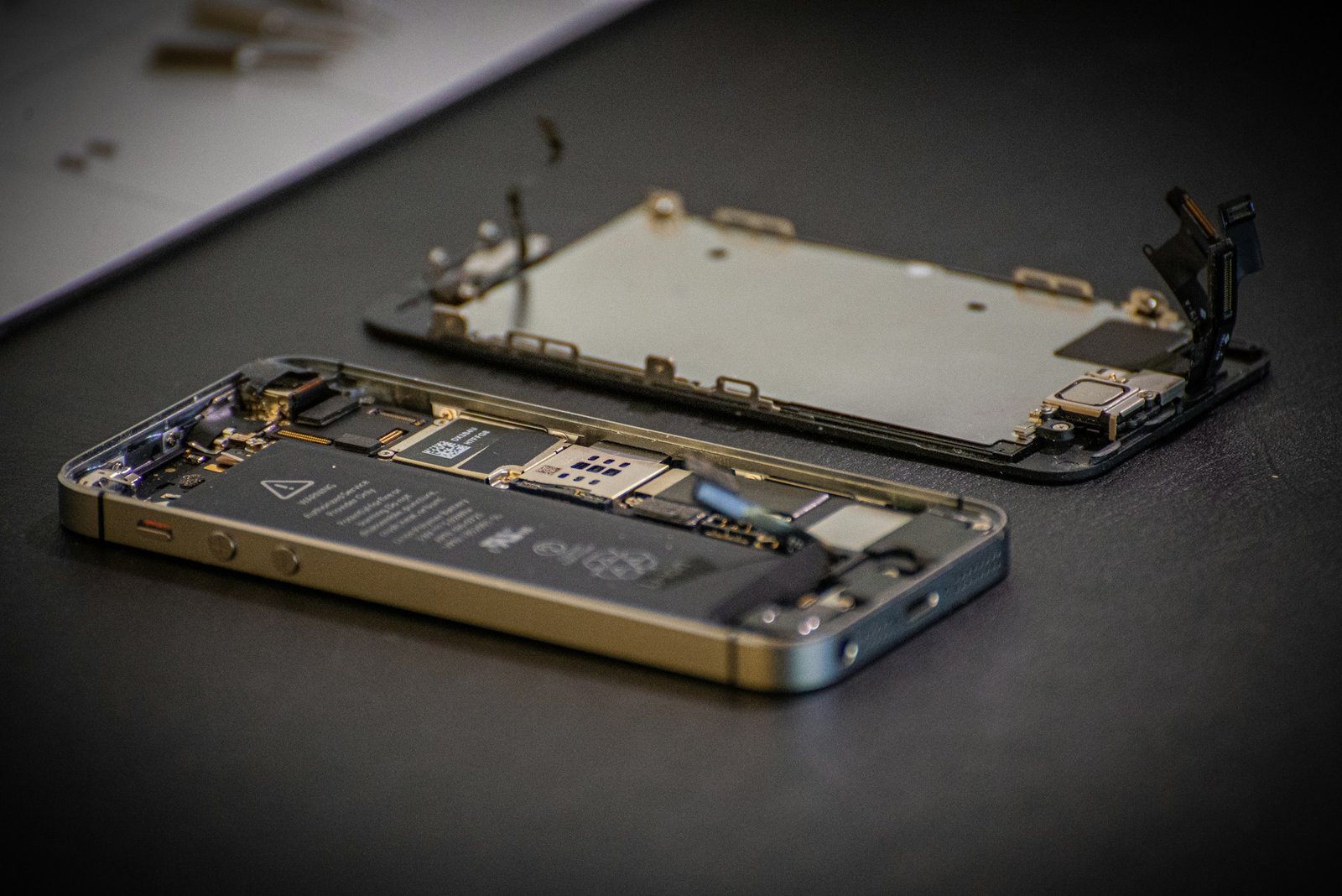 vale a pena consertar celular Curitiba - técnico MyTech analisando smartphone